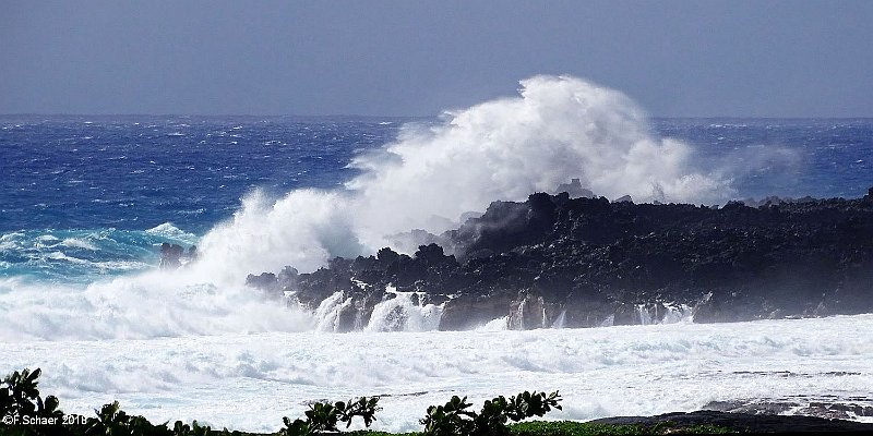 Horizonte 295.jpg - the decisive second when a giant breaker meetsthe young Lava-tongue on Big Islands Southern CoastThe enormous waves were created by a tropical Cyclon inthe central Pacific. Looking 40km south, in the distantfuture will appear a new volcanic Island named Lo'ihi.   click here for Google Maps View   Position:(Google Earth) N 19°07'58"/W 155°30'48", SealevelCamera: Sony HX400, date: 28/02/2018, around 11:00 local