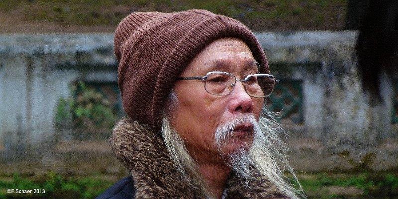 Horizonte 296.jpg - on a cold morning this Vietnamese Grandfather came infront of my camera on a Temple-island in the Hoan Kiem Lake inthe centre of Hanoi, North Vietnam.   click here for Google Maps View   Position (Google Earth): N 21°01'51"/ E 105°51'09", elev.13m ASLCamera: a small Panasonic TZ20, date: 08/01/2013, 10:58 am local