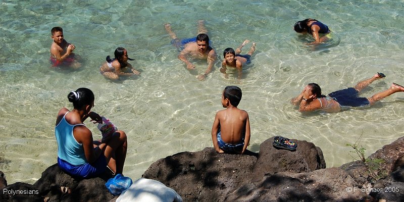 Horizonte 30.jpg - happy Polynesians! Pic #30 shows a Polynesian Family on their common Sunday-fun in the crystal-clear, warm lagoon on Moorea's west coast, about 30 km west of Tahiti.   click here for Google Maps View   Position: S17°33'18" W 149°52'45", Elev. Sea-level Camera: Nikon D50, 40mm-lens