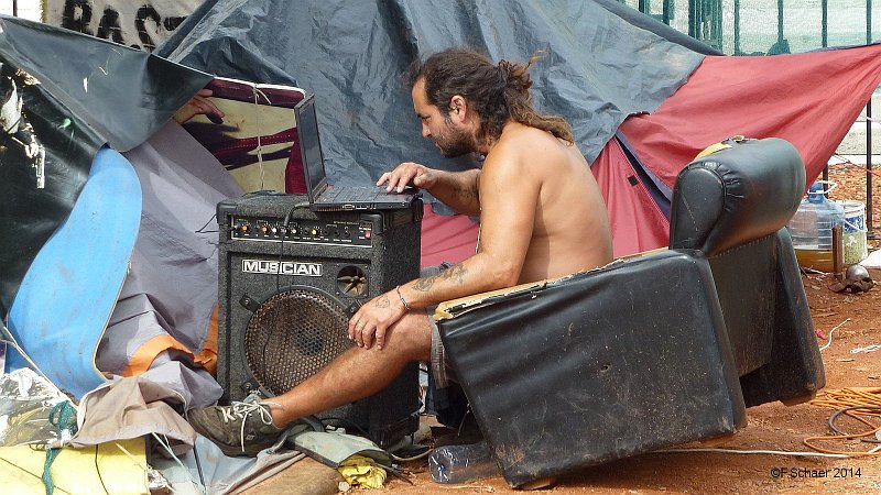 Horizonte 302.jpg - "Hippie Discjockey" I made during a noisy anti-Government-Demo at the Plaza de Mayo in the centre of Buenos Aires, Argentina.   click here for Google Maps View   Position: S 34°36'31"/ W 58°22'21", elev. 6m/20ft above SLCamera: Panasonic TZ41, date: 04/02/2014, 16:37 local