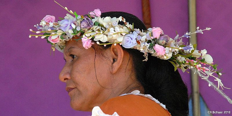 Horizonte 303.jpg - HAPPY MOTHERSDAY !I wish a blissful and lucky day to all Mothers and Women.The pic shows a beautiful decorated polynesian Lady onthe Island of Raiatea, west of Tahiti.   click here for Google Maps View   Position: S 16°43'49"/ W 151°26'38" at sealevelCamera: Nikon D200 with Nikkor Zoom, date: 01/11/2010