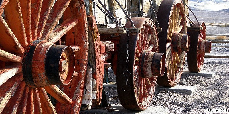 Horizonte 308.jpg - huge handmade wooden spoke-wheels on an enormous historictrailer for the Borax-transportation 165 miles with the illustrioustwenty-mule-team from the Death Valley Mine to the next railwaystation.   click here for Google Maps View   Position: N 36°28'48"/W 116°52'32", elev. below sealevel (!)Camera: Canon Ixus 80, date: 23/11/2011