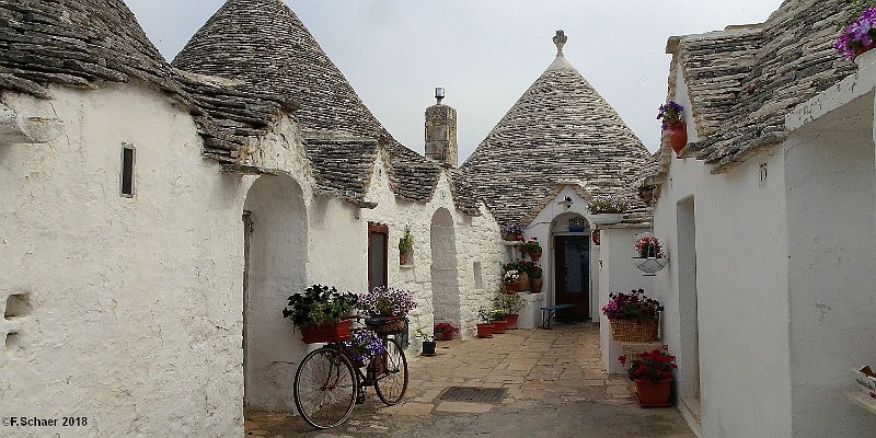 Horizonte 309.jpg - one of hundreds pittoresque "Trulli" in the city ofAlberobello,(Apulia/Southern Italy). Their conical roofs are made ofstoneslabs, arranged in layers without any mortar! (> wikipedia)Position: N 40°46'58"/ E 17°14'24", elev. 416m/1370 ft above SealevelCamera: Sony HX90, Zeiss Sonnar, date: 31/05/2018 (brandnew!)