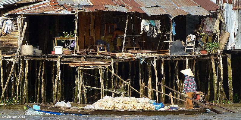 Horizonte 311.jpg - a typical poor Pile-dwelling along a tributaryof the mighty Mekong-River in Sông-Cân-Thô, about 120km southof Ho Chi Minh-City (former Saigon) in Vietnam.Position: N 10°04'82"/ E 105°44'39", about SealevelCamera: Panasonic TZ20, date: 25/01/2013, 09:00am local