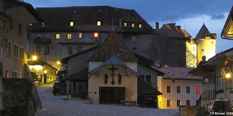 Horizonte 318.jpg - the picturesque centre of the medevial small village ofGreyerz (french: Gruyère), in Switzerland. The old castle (background)was built around 1270 AD but the region was populated since more than2300 years ago.Position: N 46°35'02"/E 07°04'54", elev. 810m/2660ft above SL.Camera: Canon Ixus 80, date: 17/11/2009, 18:14pm local