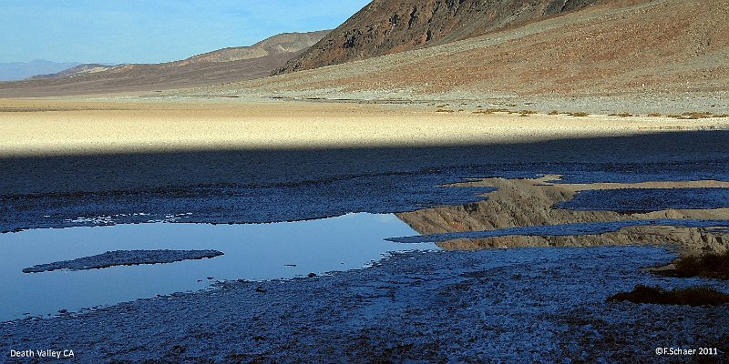 Horizonte 32.jpg - made end of November 2011 in the Badwater Basin in southern Death Valley, California. At -83m/-273ft that's the lowest point in North America. During Summer temperatures may rise up to 56°C!   click here for Google Maps View   Position: N36°13'48" W116°46'05" Elev. -83m/-273ft Camera: Nikon D200 at 46mm