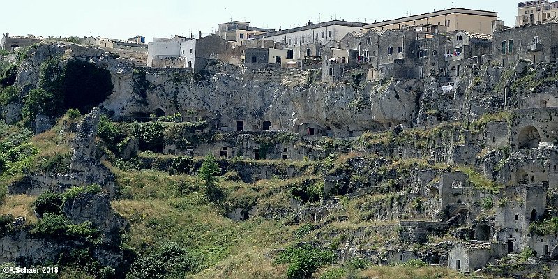 Horizonte 325.jpg - the oldest part of the city of Matea in sothern Italy.Matea is one of the oldest continuosly inhabited cities in the world,frist settled about 12'000 years ago! Matea is a World Heritage Siteby UNESCO. The caves were inhabited until the middle of last century!Position: N 40°39'52"/ E 16°36'44", elevation 366m/1200ft above SealevelCamera: Sony HX90V, date: 02/06/2018, 11:07 local time.