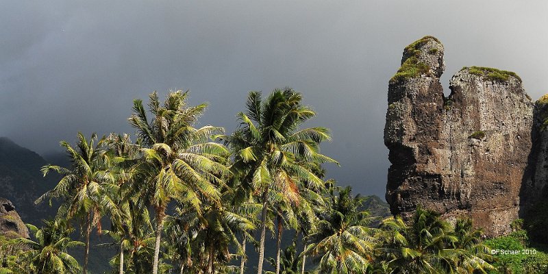 Horizonte 329.jpg - Mother Nature created the face of a polynesianGoddess on top of this enormous Lava-column above thesmall village of Omoa on the remote Island of Fatu Hiva*in the Marquesas-group, about 1700km northeast of Tahiti.*(where Thor Heyerdahl explored the history of Polynesia)Position: S 19°30'45"/W 138°40'50", elevation 20m/70ftCamera: Nikon D200, Nikkor 18-200mm, date: 26/11/2010, 14:16