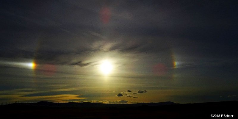 Horizonte 331.jpg - shows a brillant Halo around the late afternoon sun.A Halo appears when the ice-crystals in the upper tropospherereflects the sunrays in a specific angle.Position: N 35°35'42"/ W 120°49'24", South of Goldendale, WACamera: Sony HX400, 3 steps underexposed, date: 30/10/2018