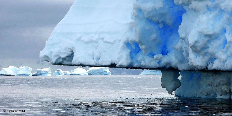 Horizonte 336.jpg - made in the Gerlach-Strait on the Antarctic Peninsulafrom a small Zodiac-boat, cruising between hundred of impressiveIcebergs in excellent Weather-conditions during an Expedition onBoard of the MV "Ushuaia", departing from Ushuaia in Argentina.The antarctic continent is huge, covers about 1,4 times the sizeof Europe. The geographic South Pole is still more than 2800 kmfarther south!Position: S 64°30'16"/ W 61°45'11", elevation: sealevelCamera: Panasonic TZ41, date: 29/01/2014, 12:30pm local time