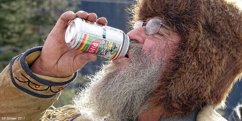 Horizonte 338.jpg - "thirsty Musher" I made during a Dog-Sled-Race atthe Troll Resort, halfway between Quesnel and Barkervillealong Highway 26 in Central British Columbia, CanadaPosition: N 53°03'57"/ W121°56'34", elevation 1013m/3330ftCamera: Sony HX400, Date: 28/01/2017, 13:08 local time.