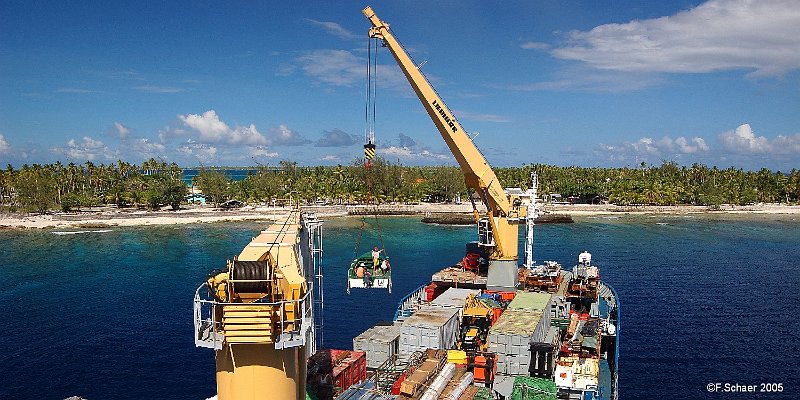 Horizonte 346.jpg - "Freighter to Paradise",I made on one of our 4 tripswith the "Aranui" across the Touamotu-Archipel north of Tahiti(French Polynesia), here waiting beside Fakatopatere, the onlyvillage on the Atoll of Takapoto with 380 InhabitantsPosition: S 14°42'26"/ W 145°15'15"(see Google Earth),sealevelCamera: Nikon D50, Zoom 18-200mm, date: 17/12/2005,14:35 local