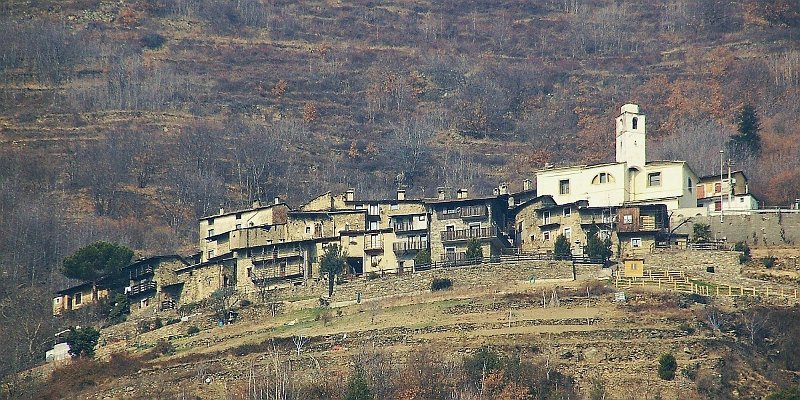 Horizonte 35.jpg - shows a pretty small village on a steep mountain-slope high above the city of Tirano in northern Italy, photographed early spring 2008.   click here for Google Maps View   Position: N46°13'28" E 10°09'56" Elev.810m/2665'