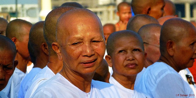 Horizonte 350.jpg - made during the bombastic funeral-service forKing Norodom Sihanouk in Pnom Penh, the Capital of Cambodia.There were hundreds of Buddhist Monks, including this head-shaved Bhikkhunis (female Monks) belonging to the buddhistTheravada-school, widespread in Cambodia and also Vietnam.Position (Google Earth): N 11°33'54"/ E 104°55'55", elev.10mCamera: Panasonic TZ20, date: 26/01/2013, 16:55 local time