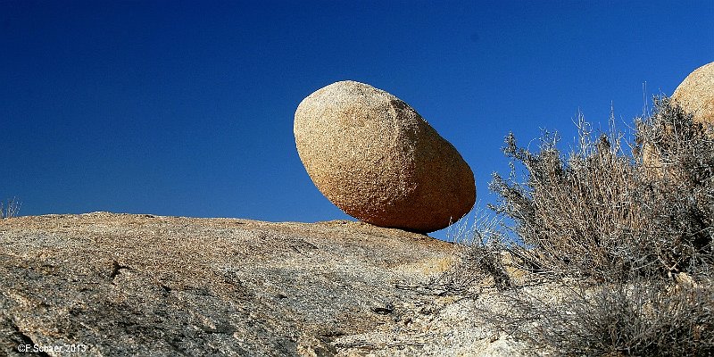 Horizonte 358.jpg - shows a Balanced Rock within Joshua Tree National Parkeast of Palm Springs in Southern California. The Park is easyaccessible and offers many huge Granit-formations, wellknown byClimbers. The size of enormous Boulder is about 3x6 m/ 10x20 ftPosition: N 33°56'23"/ W 116°05'00", altitude 1180m/3880 ft ASLCamera: Nikon D200, Sigma-Zoom 18-200mm, date: 20/11/2013,15:15