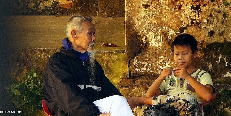 Horizonte 360.jpg - a picturesque Father and his Grandson,enjoying the warm evening light at the harbour of Hoi-An inVietnam.Position: N 15°52'35"/ E 108°19'36" at SealevelCamera: Panasonic TZ20, date: 16/01/2013, 17:12 local time