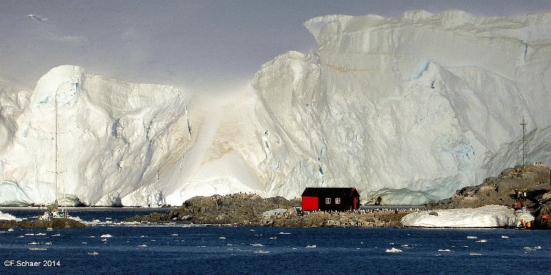 Horizonte 363.jpg - on a trip on Board of the MS "Ushuaia" we stopped inPort Lockroy, a natural Harbour on the Antarctic Peninsula.Discovered 1904, it was a whaling station, later a Britishreserach-station until 1962. Presently it's a Museum and alsothe southernmost Postoffice in the World.Position: S 64°49'31"/W 63°29'40" (Google Earth) at SealevelCamera: Panasonic TZ41, viewing Northeast, Date: 29/01/2014