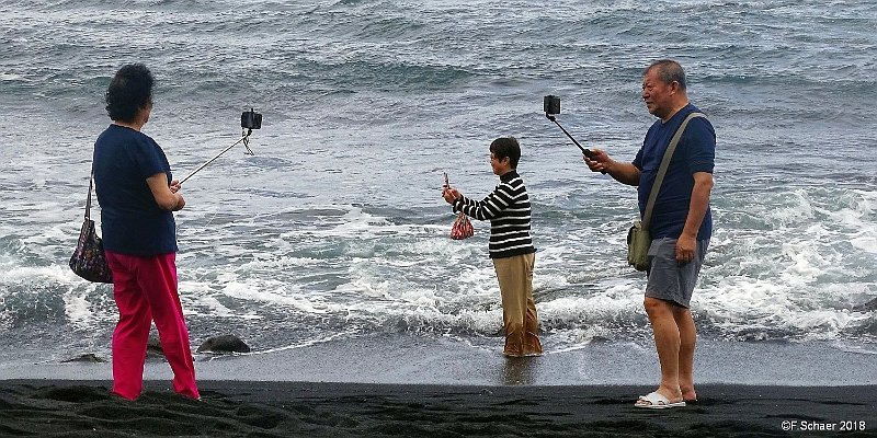 Horizonte 364.jpg - Selfies, Selfies and more Selfies....Here at the Black-Sand-Beach, Big Island, HawaiiFor me the motive for making selfies every Minute is amystery...what are they doing with hundreds of similarpics?Position: N19°08'08"/ W155°30'18" at Sea-levelCamera: Sony HX400, date: 01/04/2018, 13:40 local time