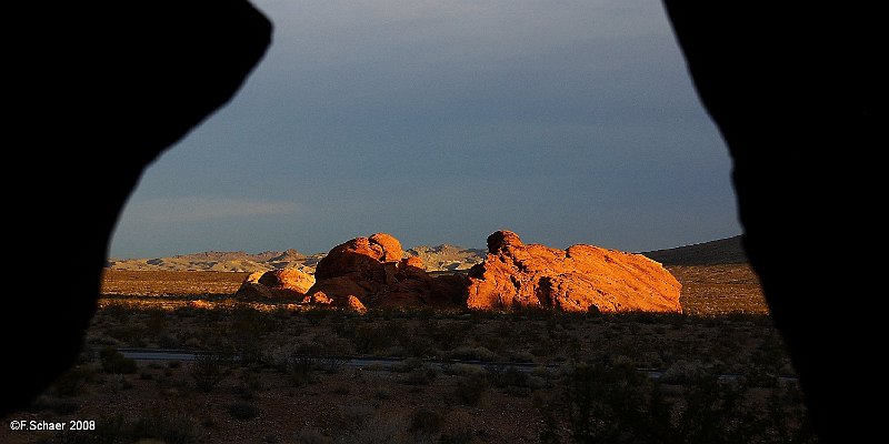 Horizonte 369.jpg - view from a small cave to a serene Sandstone-Monumentin the Valley of Fire State Park, 80km east of Las Vegas, NevadaPosition: N 36°25'08"/ W 114°33'42", elev. 740m/2430ft above SL.Camera: Nikon D50 with Nikkor at 18mm, date: 02/11/2008, 18:50pm