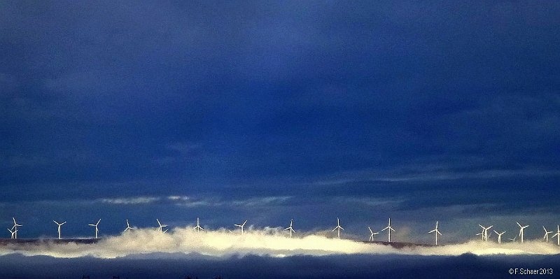 Horizonte 37.jpg - "renewable energy" was created on a drive from Washington State to Oregon, crossing the foggy Columbia River Valley. Looking back north the near endless array of Wind-turbines on top of the ridge impressed my eyes instantly.   click here for Google Maps View   Position (camera): N45°34'57" W120°42'33" Elev. 280m/920ft  Camera: Lumix