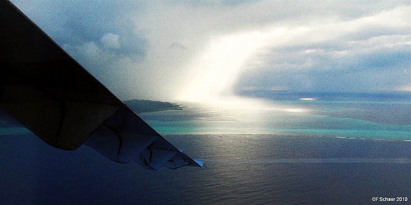 Horizonte 372.jpg - an impressive Final-approach within Rainshowers forRunway 27 on the Airport of Raiatea (center), west of Tahiti,French Polynesia.Position: S 16°43'24"/W 151°28'00" Elev. 2m/7ft above SealevelCamera: HP R927, date; 29/10/2010, time 16:40 local