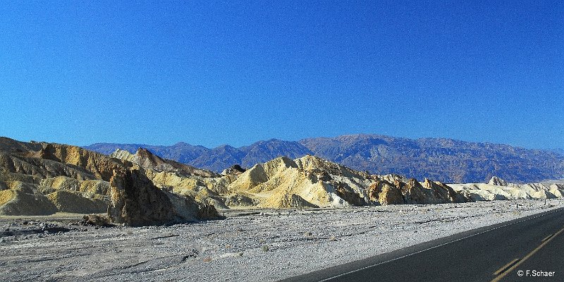 Horizonte 382.jpg - just arriving in Death Valley California on Hwy 190.We will stay with our Motorhome for a few weeks on the relati-vely unknown Texas-Spring Campground and enjoy daily walks inthe sunny and warm climate on this time of the year. The DeathValley Nationalpark covers about 1/3 the area of Switzerland !Position: N 34°24'13"/ W 116°46'51", elev. 120m/400ft above SL.Camera: Sony HX90, date: November 2019