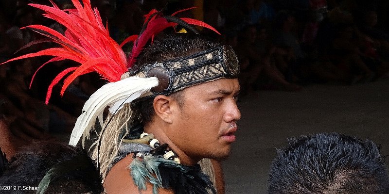 Horizonte 396.jpg - a native Dancer waiting for his appearance at theannual competition on the Island of Ua Pou in the Marquesas-Islands, French Polynesia.Position: S 09°21'56"/W 140°03'07", Camera: Sony HX90date: 17/12/2019
