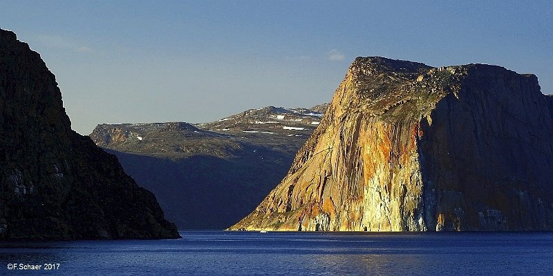 Horizonte 401.jpg - after a long excursion in Greenlands Tundra we left the Bayon board of the "Ocean Explorer",heading further North, enjoying theimpressive last Sunlight.Position: N 72°36'20"/W 55°50'38", Date: 26/08/2017, 20:26 pm.Camera: Sony HX400VZurück von einem langen Marsch durch Grönlands Tundra verliessen wirdie Bucht an Bord der "Ocean Explorer" nordwärts und genossen diesesletzte Tageslicht.