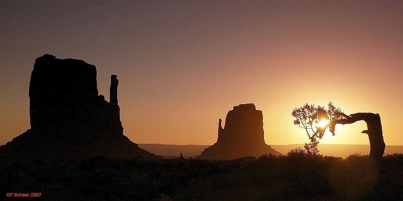 Horizonte 406.jpg - Early morning in Monument Valley, Arizona/Utah USA, looking eastPosition: N: 36°59'08" /W: 110°06'49" Date: 20/03/2007, Camera: Nikon D50