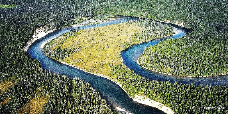 Horizonte 410.jpg - made a few years ago when I was still offered Scenic Flights . It shows the "Horseshoe", a big bend in the Clearwater River, about 52 km behind the Entrance to the Wells Gray Park, BCPosition: N 52°02'50"/W 120°09°27", elev. 520m/2040ft,Date: 26/08/2012, Camera: Nikon D200entstand vor einigen Jahren, als ich noch Rundflüge durchführte.  Es zeigt den Horseshoe (Hufeisen), eine grosse Schleife im Clearwater-River im Wells Gray Park, BC Canada