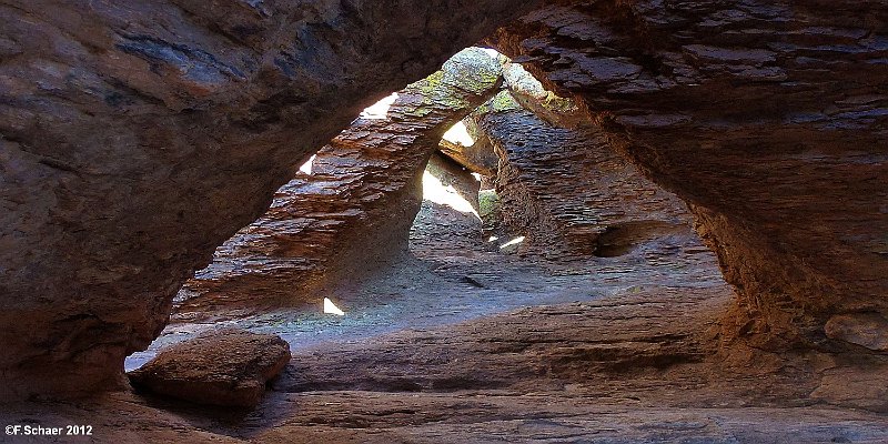 Horizonte 418.jpg - shows an interesting Rockcave along an adventourus trail within Chiricahua-Nationalpark in southern Arizona,close to the Mexican Border.Position: N 32°00'31" W 109°19'09", date: 09/12/2012,  Lumix TZ 20Höhlenartige Felsgebilde bei einem abenteuerlichen Trail im Chiricahua-Nationalpark im südlichen Arizona,nahe der mexikanischen Grenze.