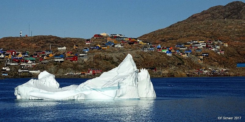 Horizonte 419.jpg - on Board of the "Ocean Endeavour" waiting for a visit of the Village of Uummannuaq off Greenlands Westcoast. Uummannuaq was founded 1760 Population 1400, 90% InuitsPosition: N 70°40'39" W 52°07'19", date: 25/08/2017, Sony HX400auf der "Ocean Endeavour" auf Reede vor Uummannuaq vor der Westküste Grönlands für einen Besuch des Ortes mit 1400 Einwohnern, vorwiegend Eskimos, gegründet ca.1760