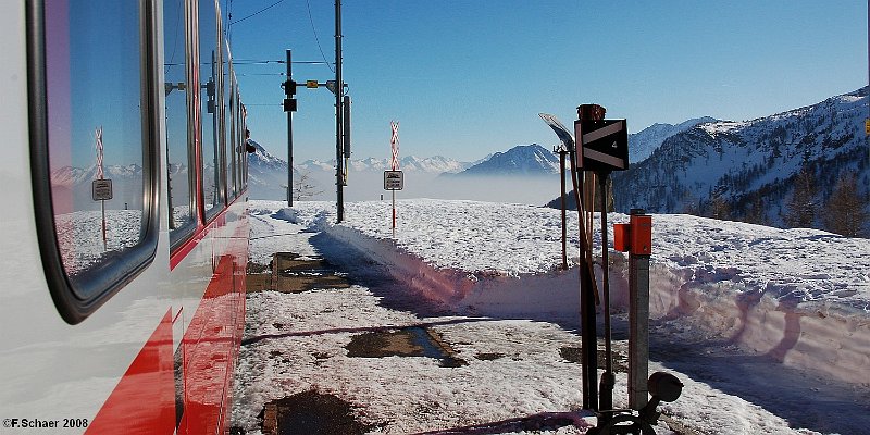 Horizonte 423.jpg - an unforgettable Winter-trip with the Bernina-Express from Samedan/Switzerland to Tirano/Italy over the Bernina PassPosition: N 46°24'32" E 10°01'55", elev 2253m/7411ft, Jan 2008eineunvergesslicher Wintertrip mit dem Bernina-Express von Samaden nach Tirano/Italien über den Bernina-Pass.