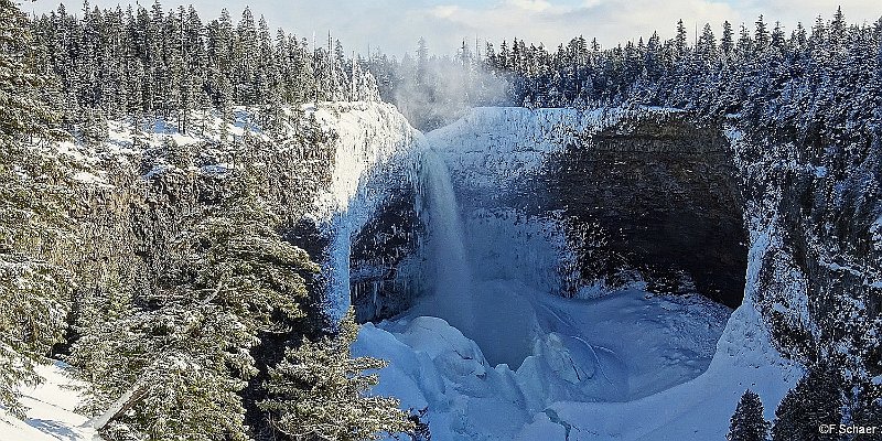 Horizonte 426.jpg - the impressive Helmcken Falls, where the Murtle River drops down 141m to the Clearwater River, the Highlight of the Wells Gray Provincial Park in central British Columbia, CanadaPosition: N 51°57'14" W120°10'49", elev.750m/2470ft,(18km from our home)