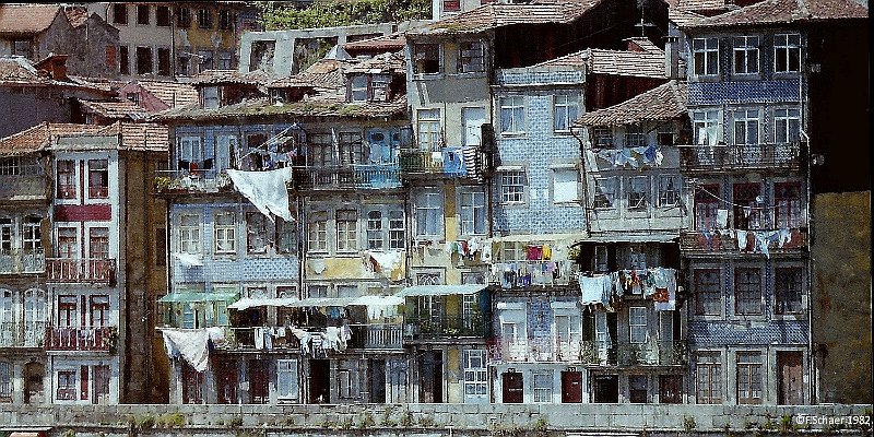 Horizonte 428.jpg - the pittoresque old lifestyle in the centre of Porto, PortugalPosition: N 41°08'24" E 08°36'52", elevation:Sealevel/0m, date:July 1982