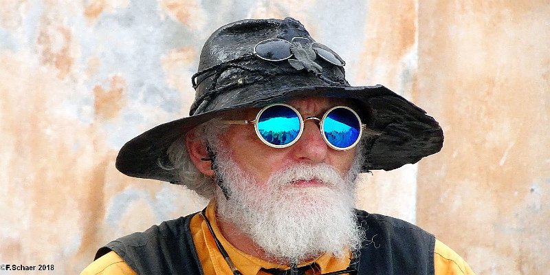 Horizonte 429.jpg - a funny street-musician at the Piazza IX Aprile in Taormina, Sicily/Italy.Position : N 37°5l'05"  E 15°17'08", Elevation: 200m, date: June 20/2018