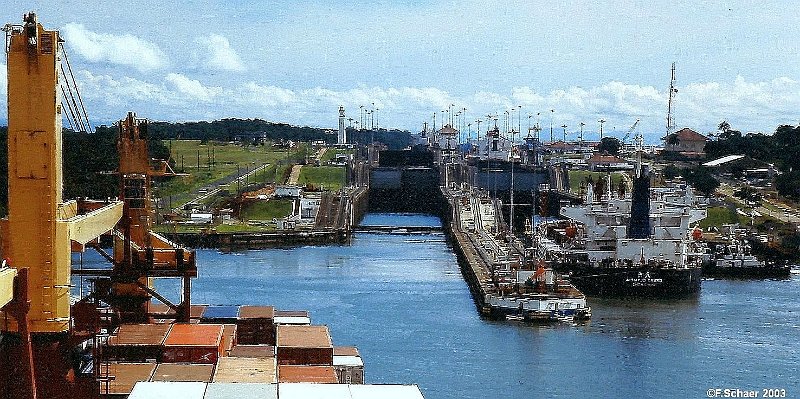 Horizonte 430.jpg - on our adventourus 42-day-trip from New York to southern Chile and back on board of the Containership "Sea Tiger" we crossed the old Panama-Channel, built 1881-1887, rebuilt 2007-2015, here waiting at the Locks of Gatun at the North End of the ChannelPosition: N 09°16'26" /W 79°51'22", Sealevel, date: Dec. 2003, digitalized Print