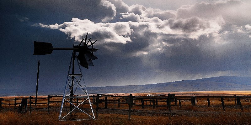 Horizonte 435.jpg - I found this wind-driven Irrigation-pump below an impressive sky on the lonesome Prairie near White Sulphur Springs in central Montana, USA.Position:N 46°46'37"/W 110°55'Elev.1530m/5330ft,Date: 25/10/2011,Nikon D200