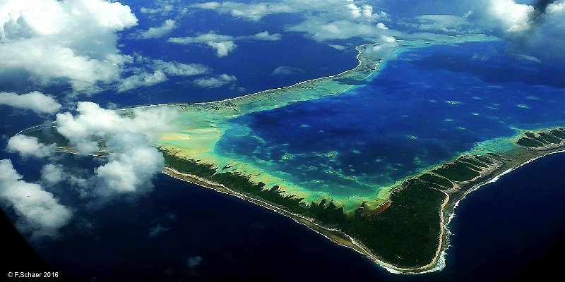 Horizonte 437.jpg - approaching the huge Lagoon (40x70km) of Rangiroa, 350 km North of Tahiti, on our sixth trip to French Polynesia.Position: W 147°14'41"/S 15°13'48", date:09/03/,2016, Camera: Panasonic TZ41