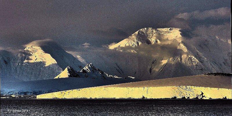 Horizonte 439.jpg - "Midnight Sun on South Shetland Islands" I made when we passed Neumayer Canal, about 1700 km south of Cape Hoorn, on Bord of MS UshuaiaPosition: S 64°49'40"/W63°31'01", date:20/01/2014, Camera Panasonic TZ 41