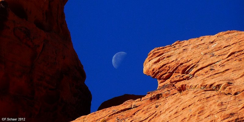 Horizonte 444.jpg - waning Halfmoon between wind-eroded Sandstone-Cliffs in Valley of Fire, NevadaPosition: N 36°25'04"/W 114°33'23", Elev.2450 ft/750m  date: 06/11/2012, Camera: Panasonic TZ 20