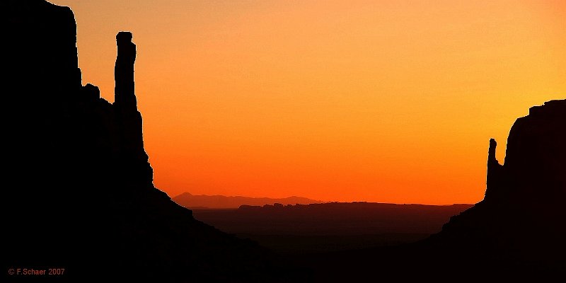 Horizonte 446.jpg - a very early morning from the Visitor-Center of the Monument Valley Navajo Tribal Park along the Utah-Arizona Border, shows West Mitten and Merrick-Butte.Position:  N 36°59'06"/W 110°06'48" Elev.5500ft/1700m,date:20.03.2007