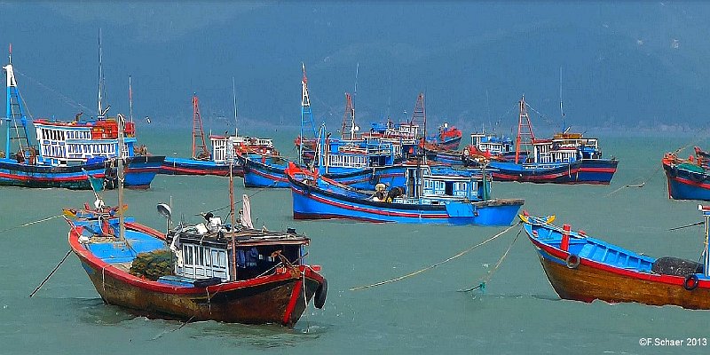 Horizonte 447.jpg - local colourful Fishingboats, back from their daily catch in the Harbour of Vinh Luong in South VietnamPosition:  N 12°20'07"/ E 109°12'32",sealevel, date:19.01.2013Camera: Panasonic TZ 20