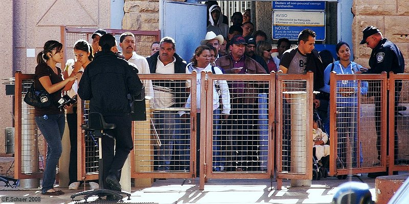 Horizonte 448.jpg - daily congestion of mexican Workers at the Passport-inspection before entering the Border-city Nogales in Southern Arizona, USAPosition: End of Highway 19 in Nogales, date: 07.Februar 2016