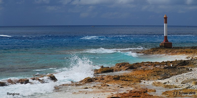 Horizonte 45.jpg - shows a lonely marker on the northeast edge of the Rangiroa-Atoll in French Polynesia. The red rocks are the remains of the old corals which built the Atoll once the originally volcanoe disappeared.   click here for Google Maps View  br>Position: N14°58'08" W147°37'44" at Sea Level. Camera: Nikon D200 at 90 mm