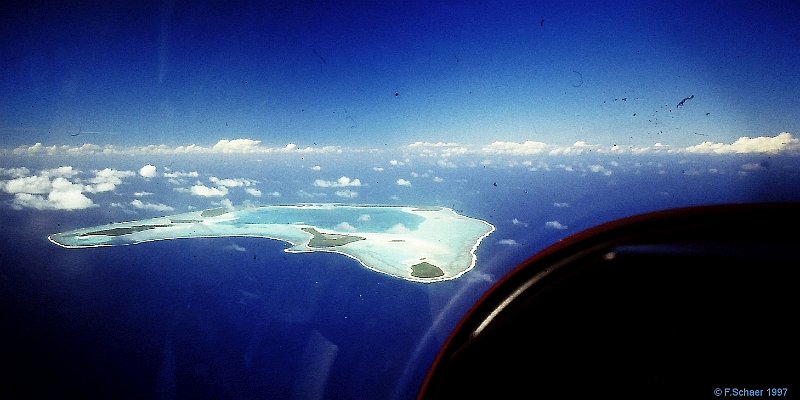 Horizonte 451.jpg - Long ago and far away: I flew myself with a rented small aircraft  from Tahiti to Tetiaroa, Filmactor Marlon Brando's Paradise....(Bounty)Position: S 17°00'20"/W 149°34'10" Date: Nov. 1997, Camera : Nikon F3, digitalised