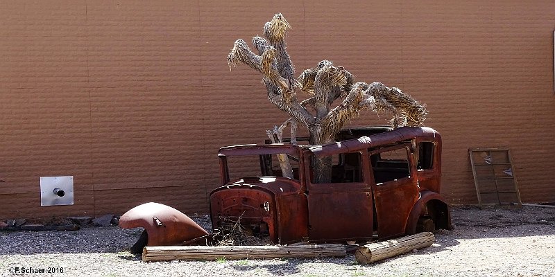 Horizonte 452.jpg - Abandoned! I made this picturesque Photo in a backyard of the extincted Mining Ghost Town of Goldfield, Nevada along Hwy 95.Position: N 37°42'32"/W 117°14'08", elev.1735m/5700ft, date: 06/04/2016