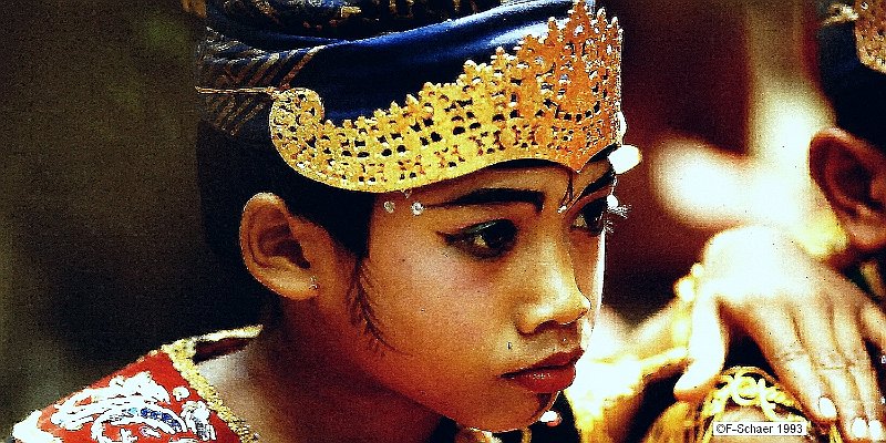 Horizonte 464.jpg - a classic Legong-Dancer during a colorful performance on the still mystery Island of Bali (Indonesia)Position: S 08°43'50"/E 115°10'04", Date: 08/03/1993    Camera: Nikon F3