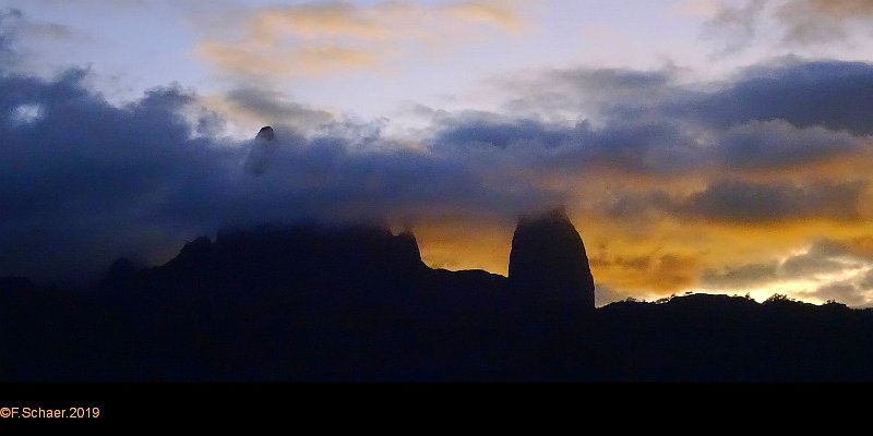 Horizonte 469.jpg - made on a very early Morning in the Harbor of Ua Pou in the Marquesas-Islands, French PolynesiaPosition: S 09°21'28"/W 140°02'28", Date: 17/12/2019, Camera: Sony SX90