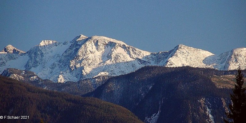 Horizonte 472.jpg - the wintery Trophy Mountains in Wells Gray Park, 14 km from our Home, seen from Green Mountain Viewing Tower.Position: N 51°48'/W 119°51', Elev. 8455ft/2577m, Camera: Nikon D200